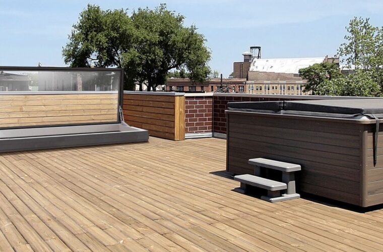 Elektrisch dakluik op dakterras met jacuzzi