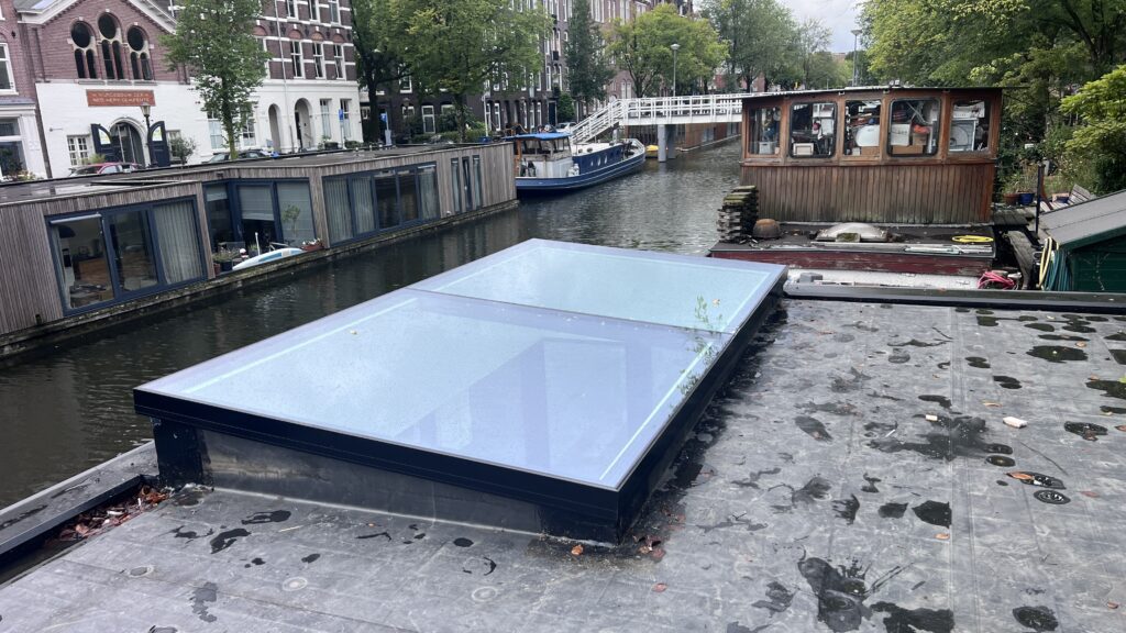 Dakraam op woonboot