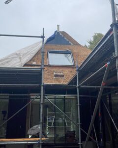 Lichtstraße mit Sonnenschutz in Reetdach 