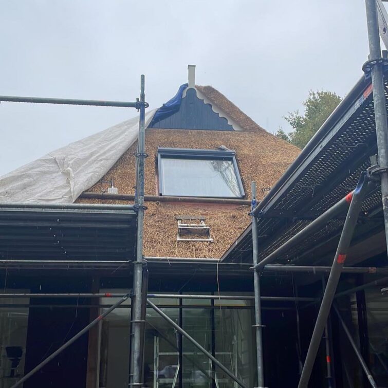 Lichtstraat met zonwering in rieten dak